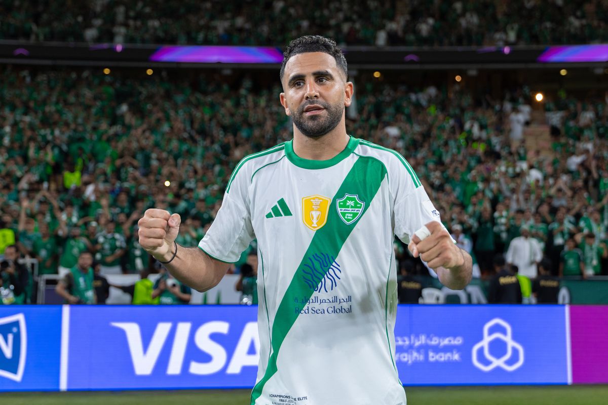 Riyad Mahrez celebra con el Al Ahli