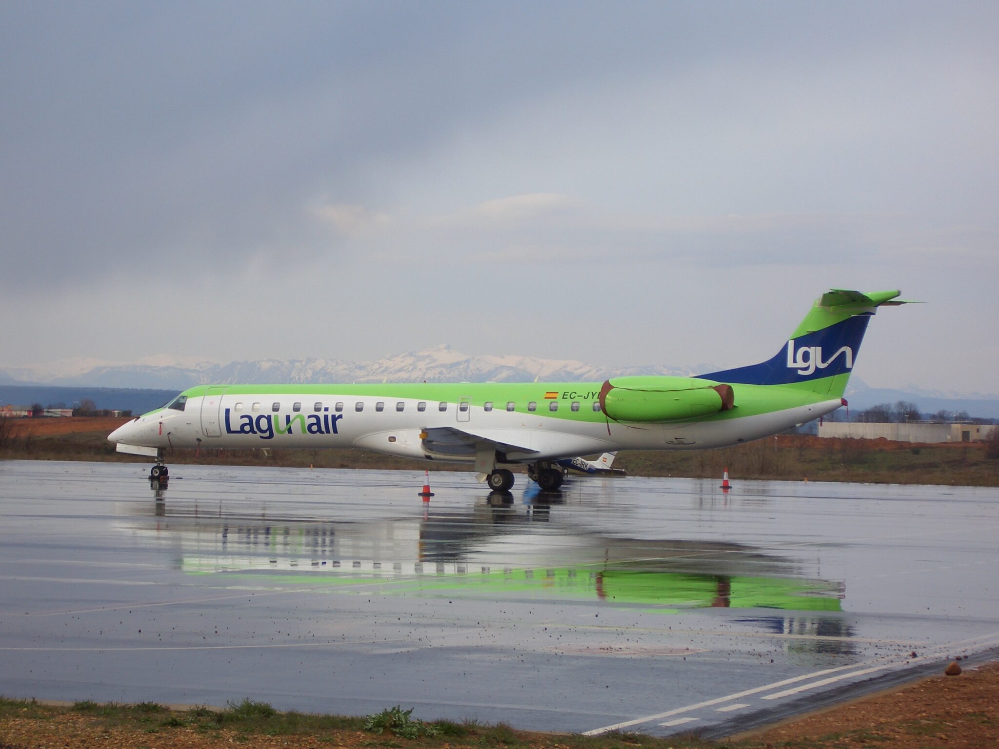 Imagen de archivo de un Embraer ERJ-145, un modelo similar al utilizado por el Deportivo en sus desplazamientos en chárter