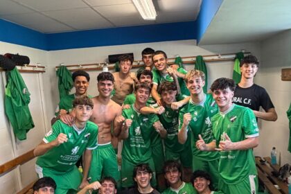Jugadores del Ural Español Juvenil A antes del partido ante el Real Avilés Industrial en La Toba