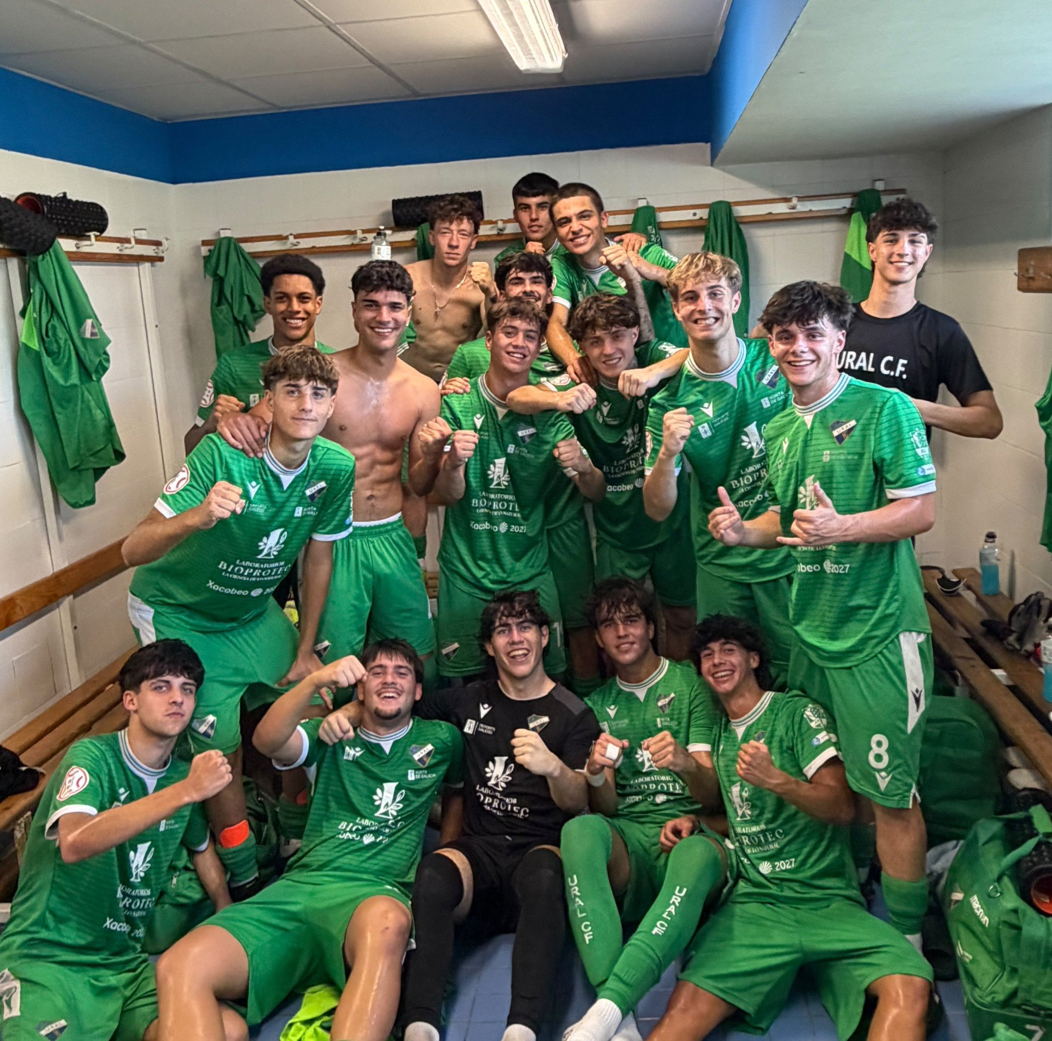 Jugadores del Ural Español Juvenil A antes del partido ante el Real Avilés Industrial en La Toba