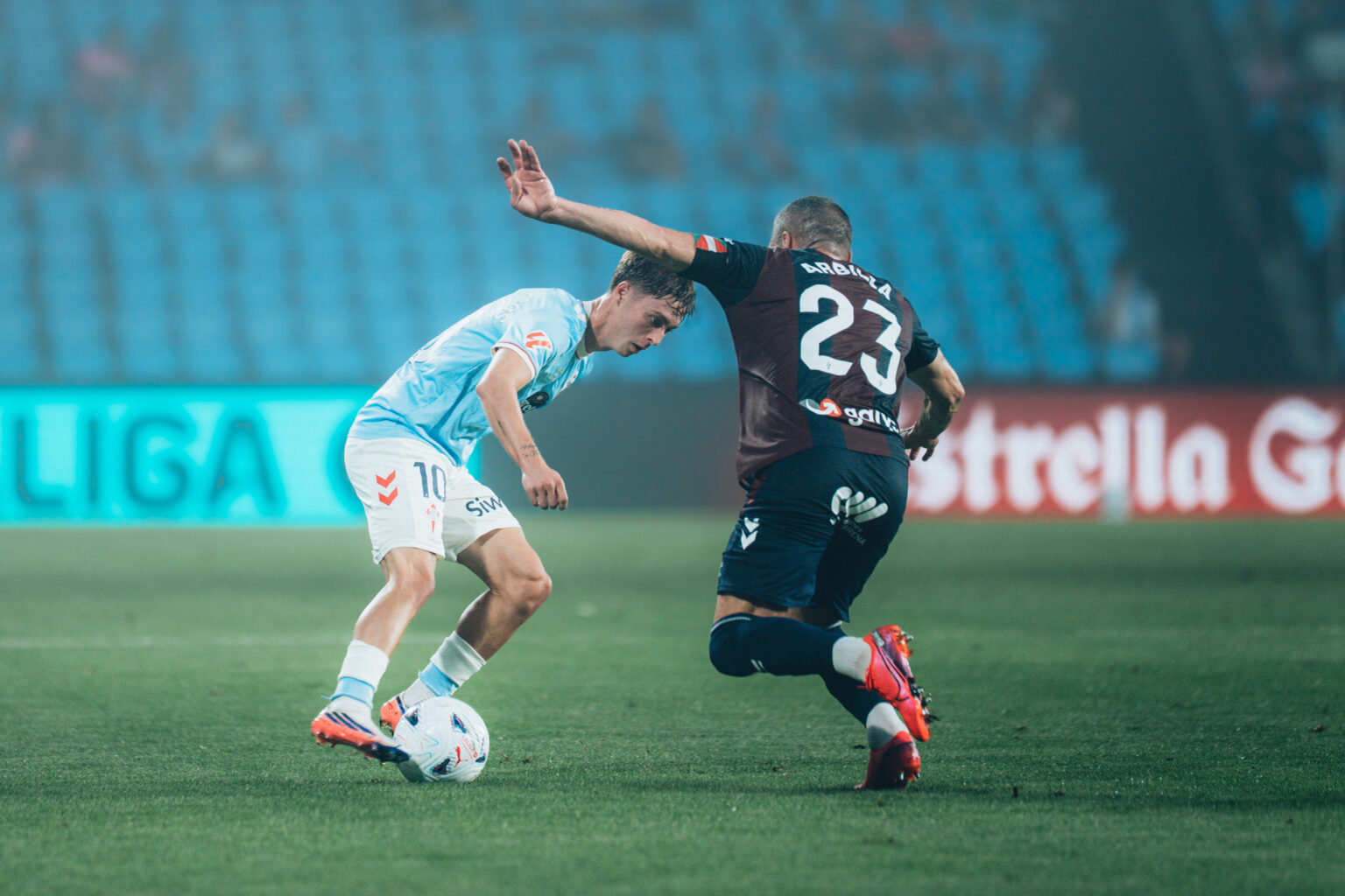 Acción del Celta Fortuna en Balaídos durante LaLiga Hypermotion