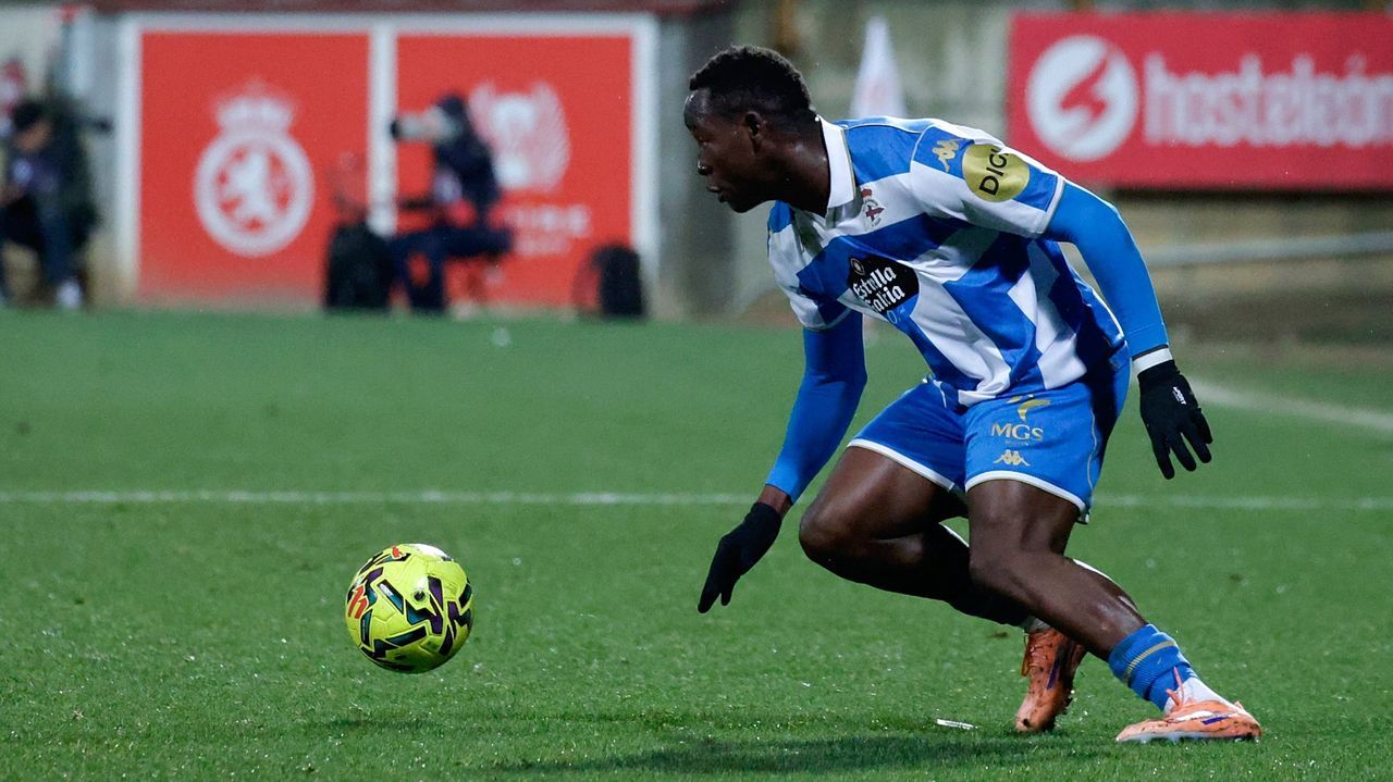 Bil Nsongo, delantero del Deportivo, durante un partido con el conjunto blanquiazul