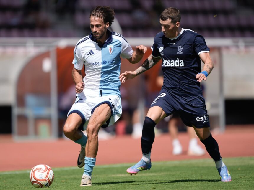 Parapar, jugador de la SD Compostela, durante el partido ante el Marino de Luanco en el Vero Boquete