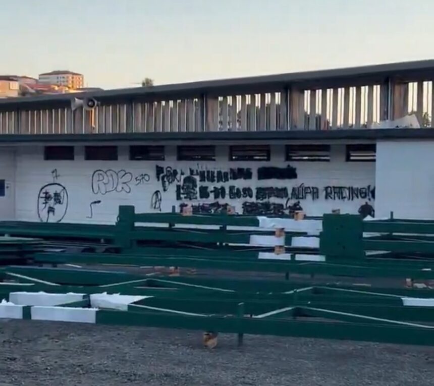 Primeras cerchas preparadas para la nueva cubierta del estadio de A Malata