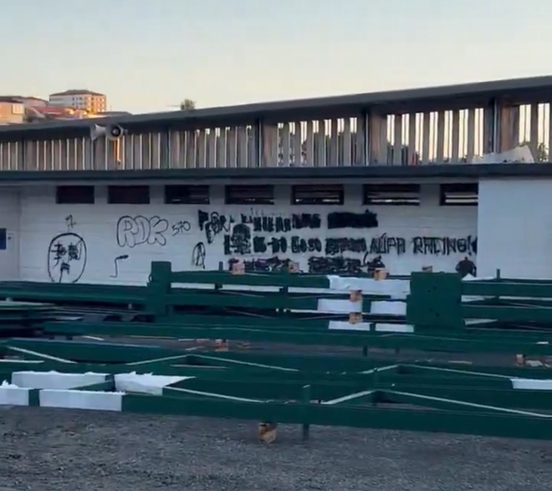 Primeras cerchas preparadas para la nueva cubierta del estadio de A Malata