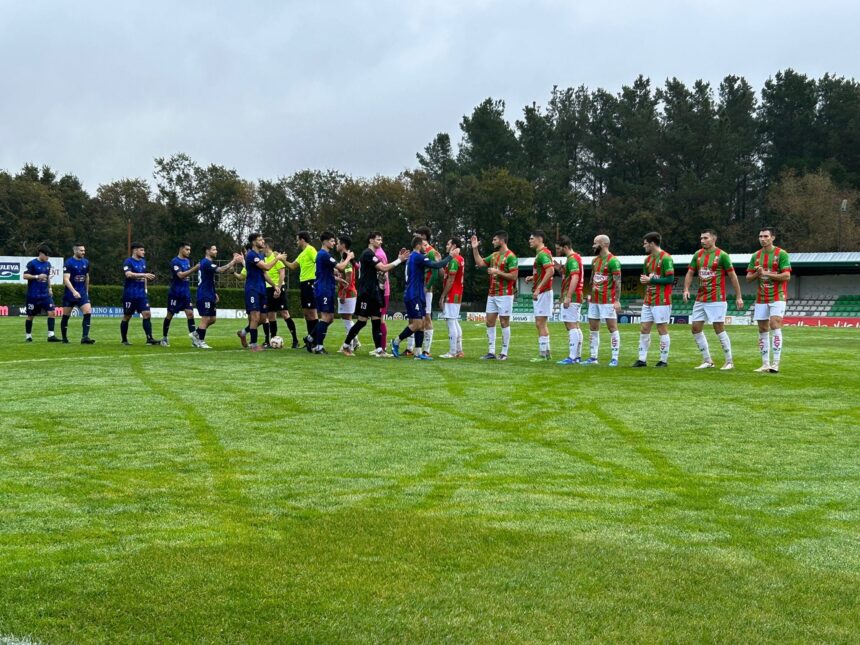Jugadores del Racing Club Villalbés sobre el césped de A Madalena