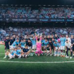 Jugadores del Celta celebran con la afición la victoria ante el Racing de Santander en Balaídos