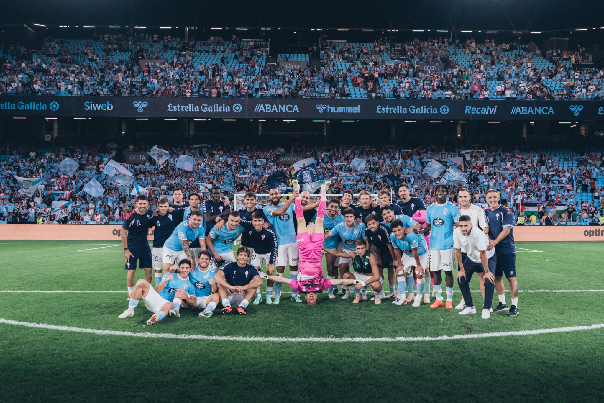 Jugadores del Celta celebran con la afición la victoria ante el Racing de Santander en Balaídos