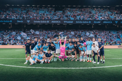 Jugadores del Celta celebran con la afición la victoria ante el Racing de Santander en Balaídos