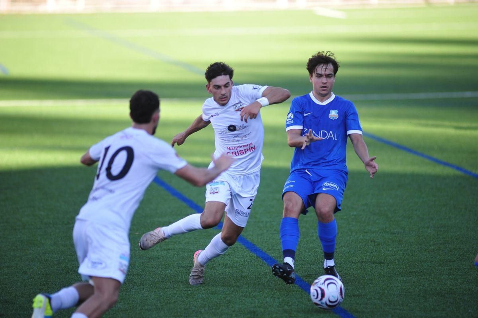 Gabri Losada disputa un balón durante el Atlético Arnoia-Porriño Industrial