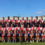 La plantilla del Arosa SC posa en el césped de A Lomba tras el ascenso