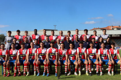 La plantilla del Arosa SC posa en el césped de A Lomba tras el ascenso