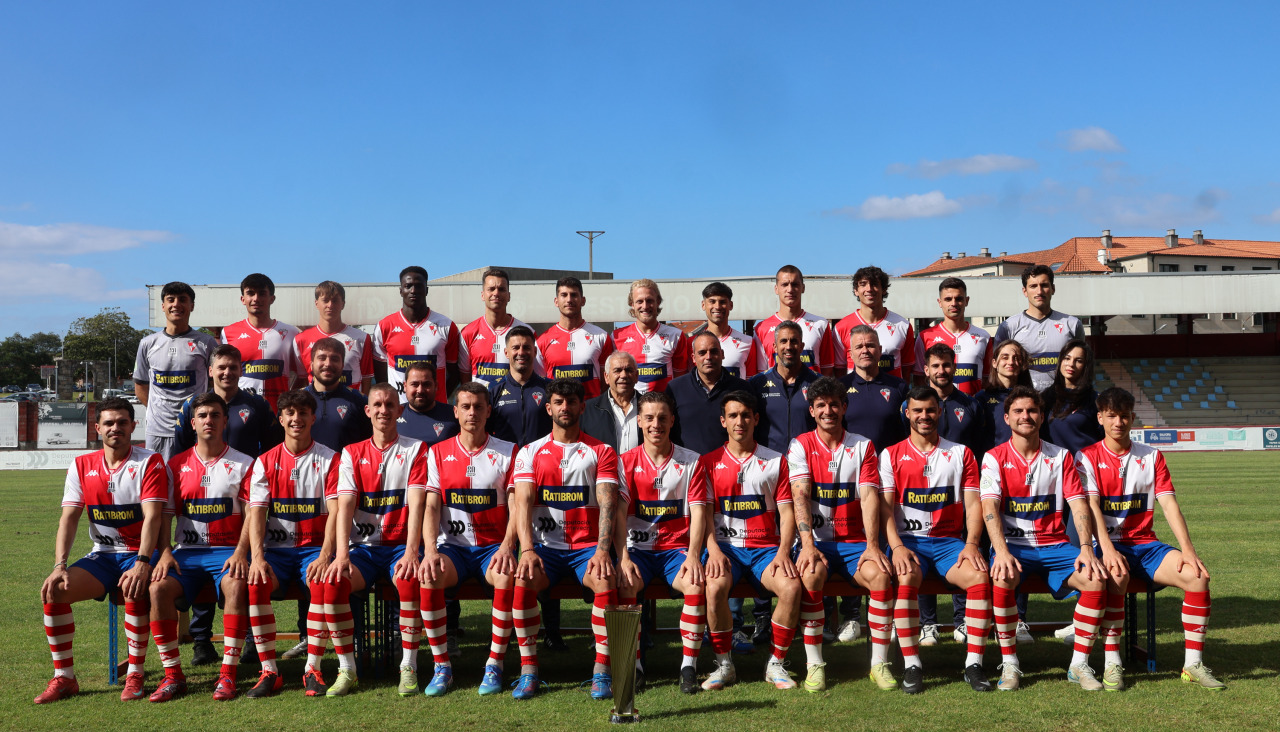 La plantilla del Arosa SC posa en el césped de A Lomba tras el ascenso