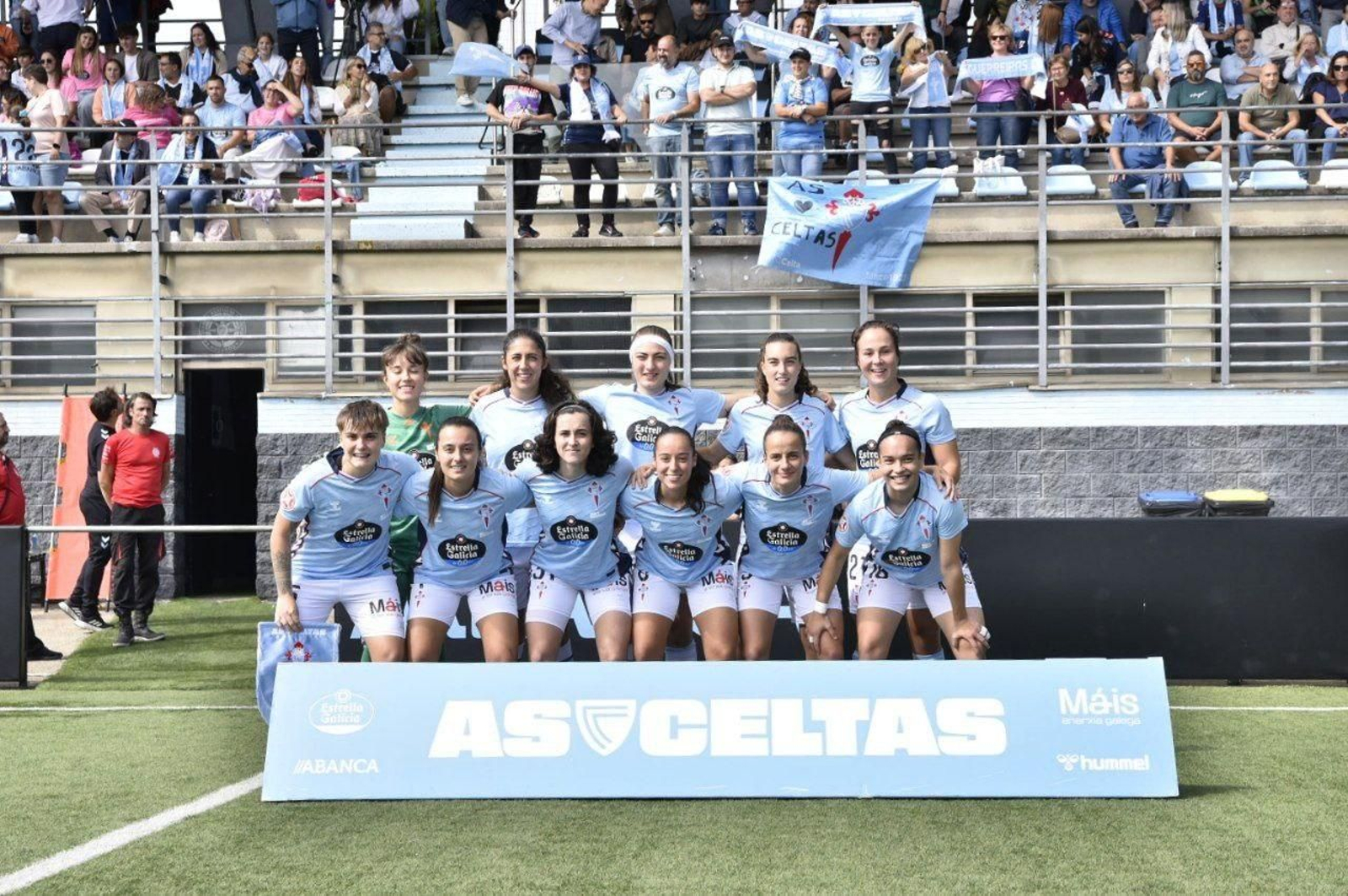 Las jugadoras de As Celtas celebran junto a su afición en A Madroa