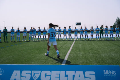 Las jugadoras de As Celtas sobre el césped de A Madroa