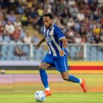 Pierre-Emerick Aubameyang conduce el balón con la camiseta del RC Deportivo