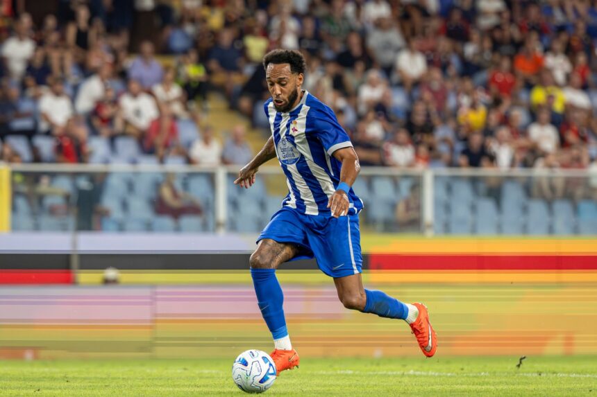Pierre-Emerick Aubameyang conduce el balón con la camiseta del RC Deportivo