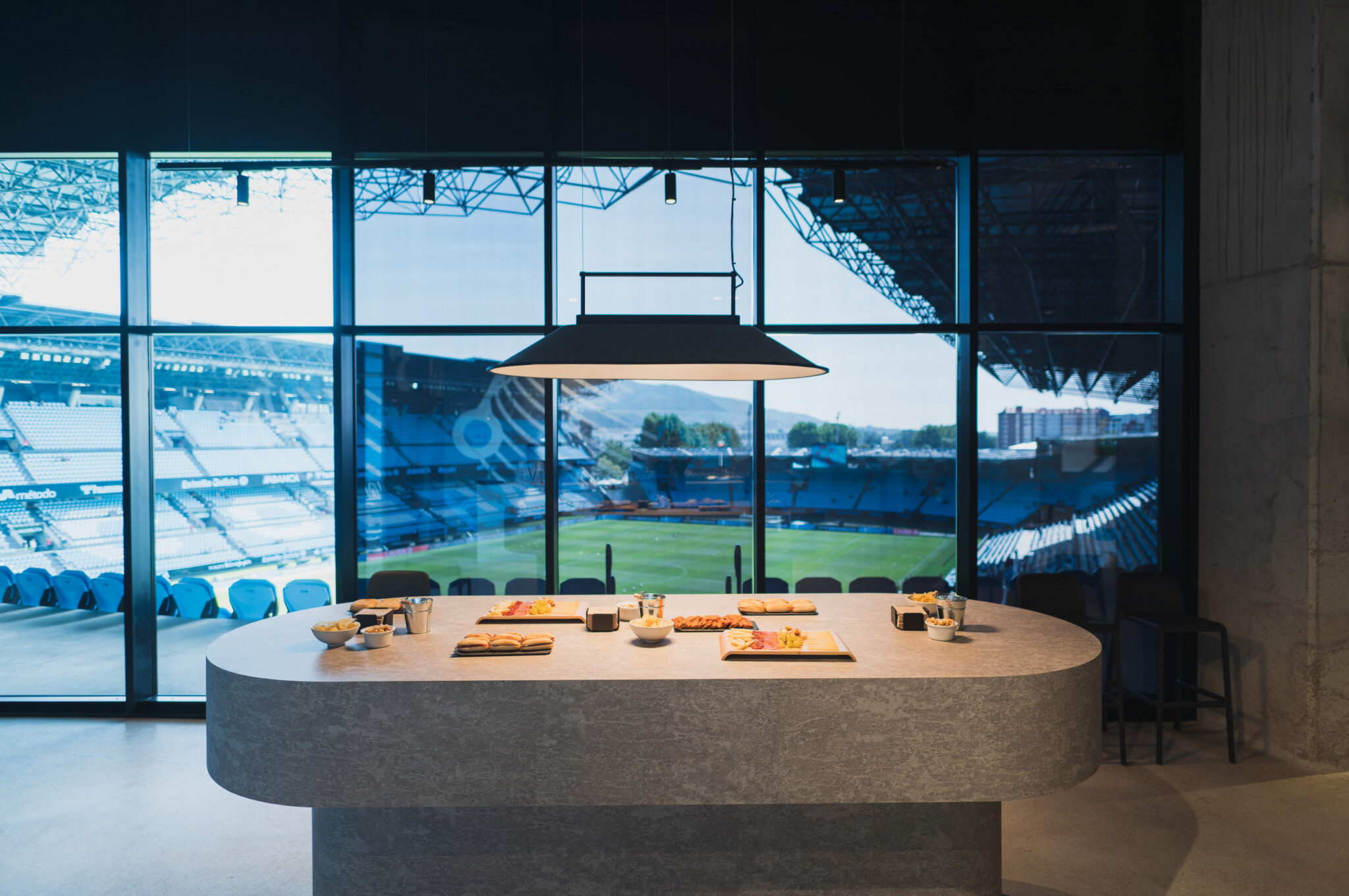 Interior de una zona hospitality de Balaídos con vistas al terreno de juego