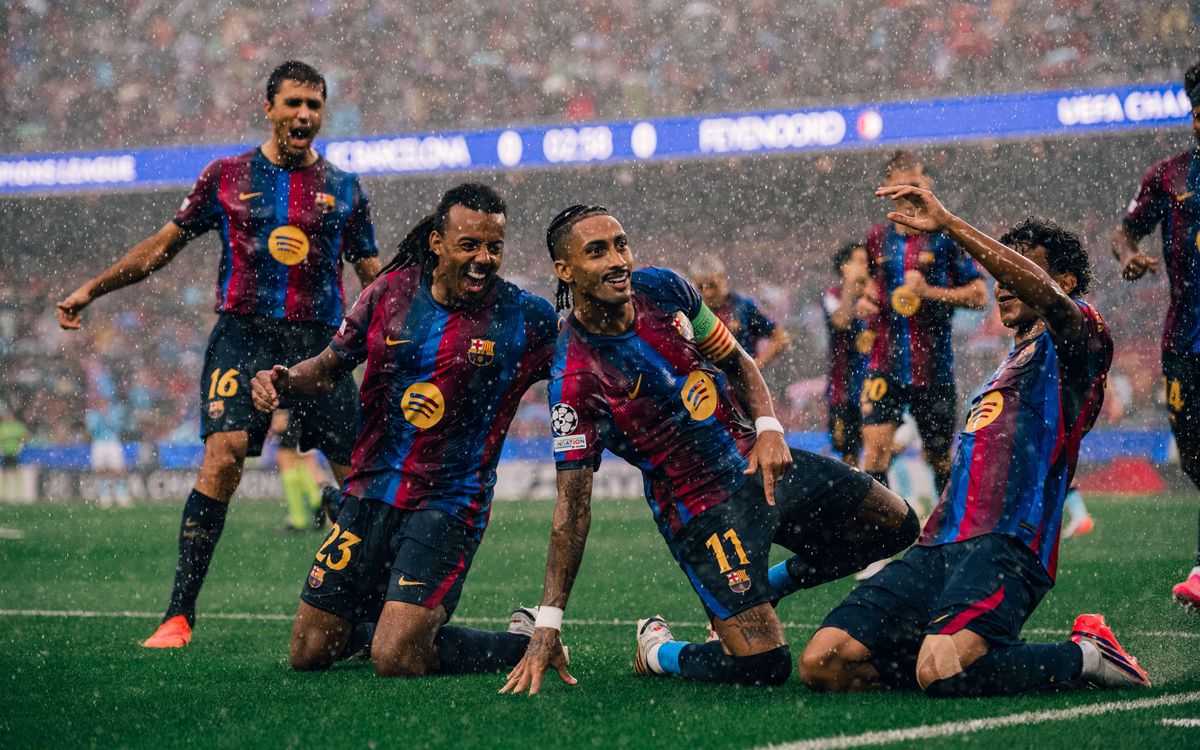 Raphinha celebra uno de sus goles en el Barcelona-Feyenoord de la Champions League 2026/27