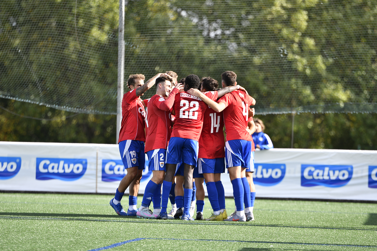Jugadores del Bergantiños FC celebran un gol en As Eiroas