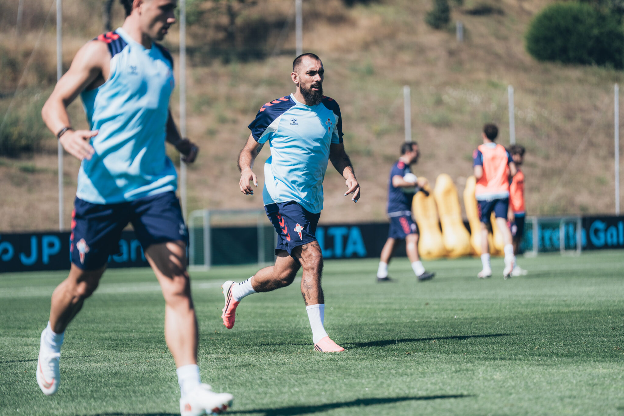 Borja Iglesias durante un entrenamiento del Celta en Afouteza