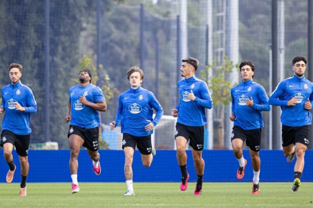 Ferrán Seco, Adama Traoré, Yayo González, Quique Teijo, Álvaro Fraga e Íker Gil en el entrenamiento del Deportivo en Abegondo