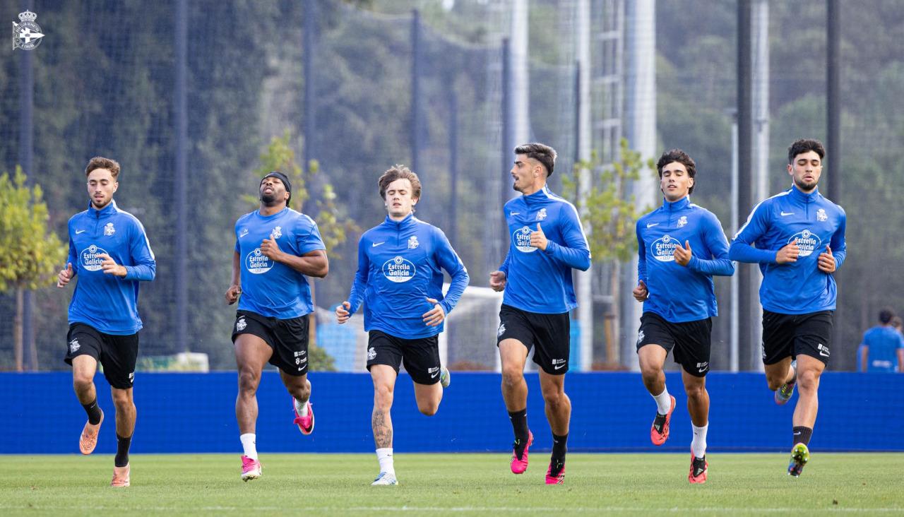 Ferrán Seco, Adama Traoré, Yayo González, Quique Teijo, Álvaro Fraga e Íker Gil en el entrenamiento del Deportivo en Abegondo