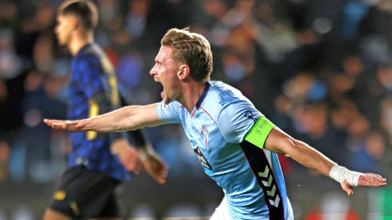 Carl Starfelt celebra un gol con el Celta en Balaídos