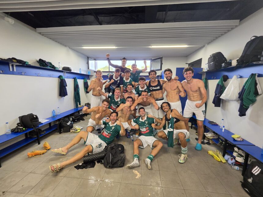 El Coruxo FC celebra en el vestuario la victoria ante el Deportivo Alavés B