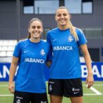 Marisa García y Ainoa Gómez posan en Abegondo con la ropa de entrenamiento del Dépor ABANCA