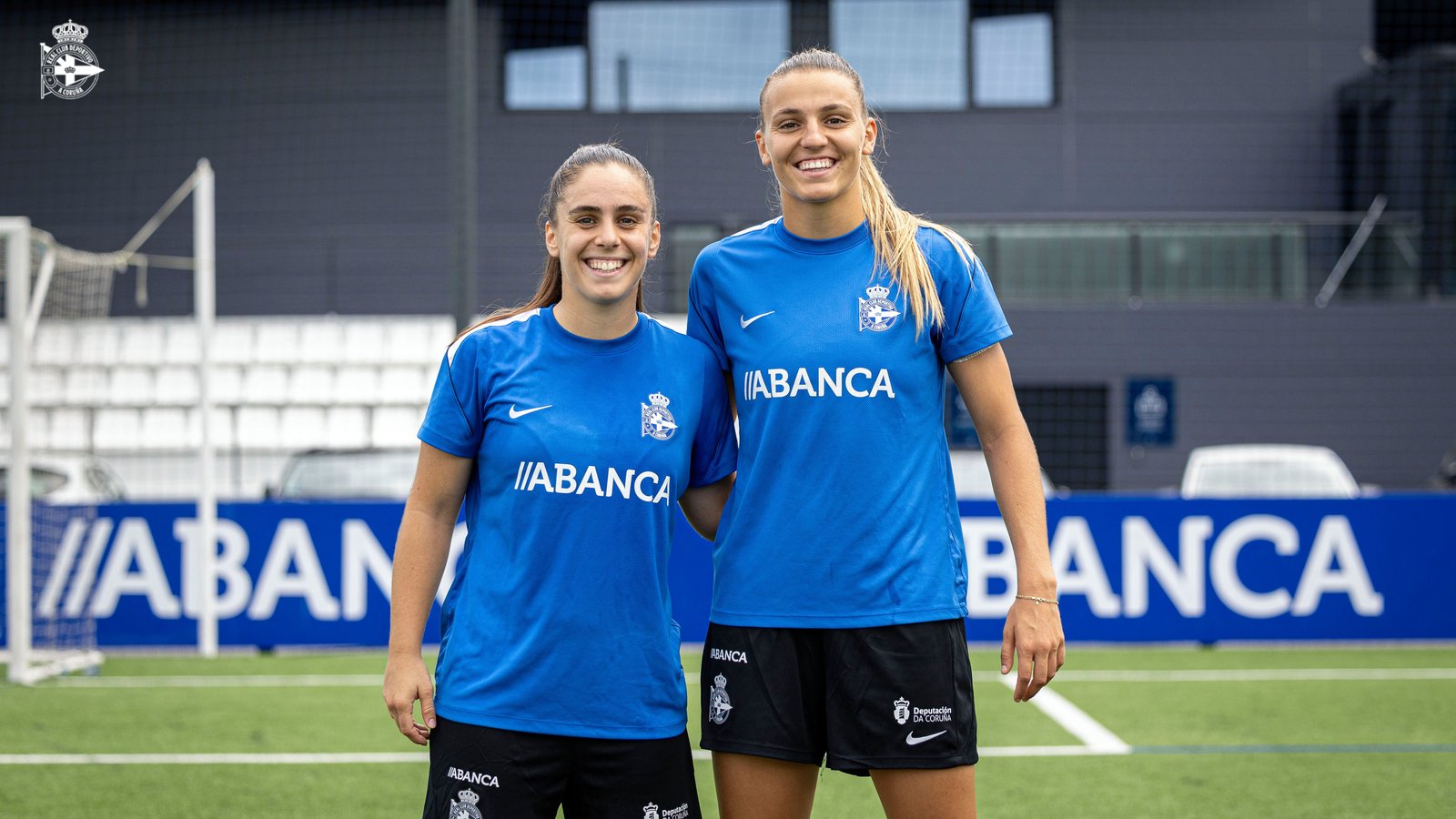 Marisa García y Ainoa Gómez posan en Abegondo con la ropa de entrenamiento del Dépor ABANCA