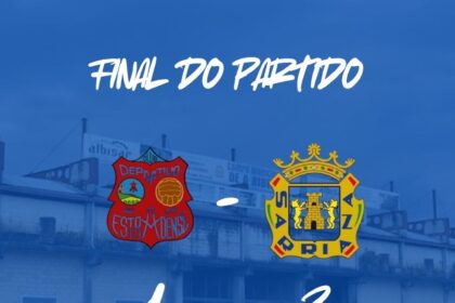 Jugadores de la SD Sarriana durante el partido ante el CD Estradense en A Estrada