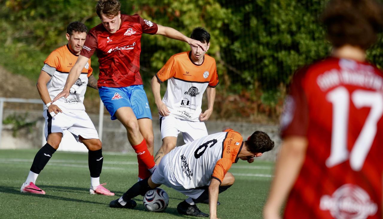 Acción del Flavia-San Martín de Primera Futgal disputado en Padrón