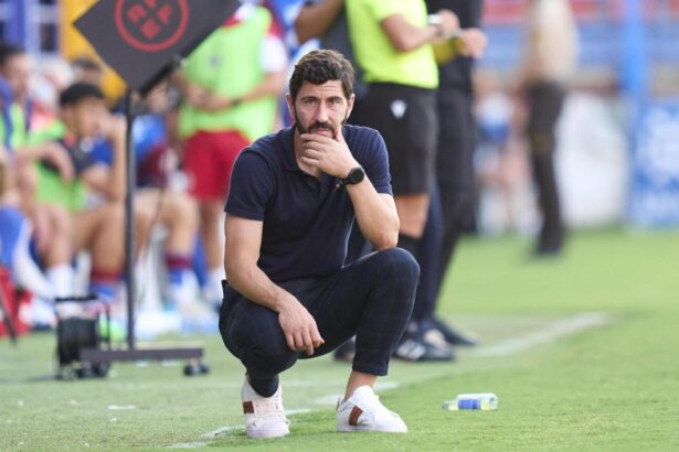 Javi Vázquez, entrenador del Racing de Ferrol, durante el partido ante el CD Extremadura en Almendralejo