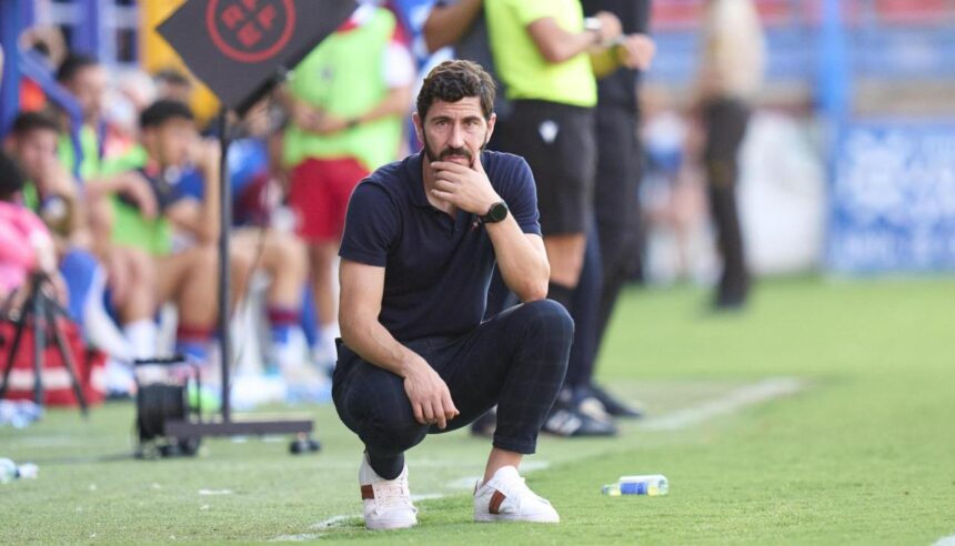 Javi Vázquez, entrenador del Racing de Ferrol, durante el partido ante el CD Extremadura en Almendralejo