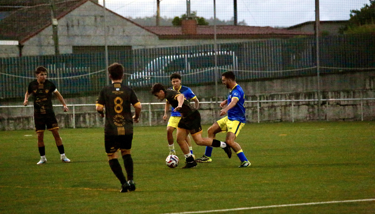 Jugadores del Juventud Cambados durante un partido de preparación de la temporada 2026/27