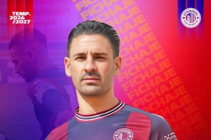 Kike Márquez con la camiseta del CD Extremadura en la temporada 2026/27