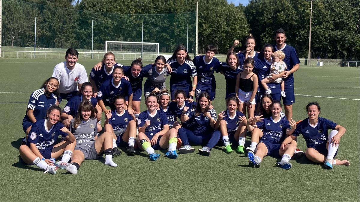 Jugadoras del Lóstrego CF femenino durante una imagen de equipo