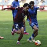 Luisao Macías disputa un balón con Jelbat durante un Pontevedra-Ourense CF