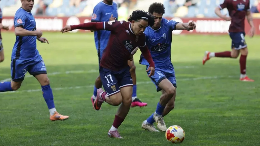 Luisao Macías disputa un balón con Jelbat durante un Pontevedra-Ourense CF