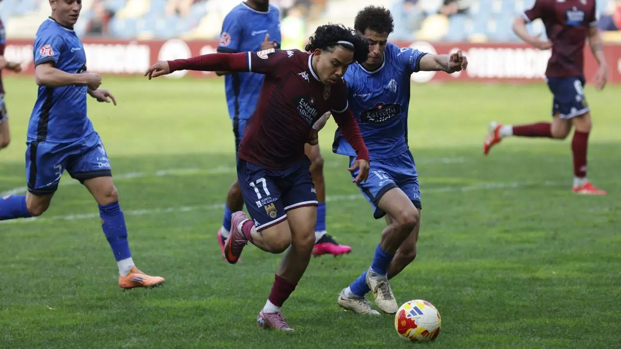 Luisao Macías disputa un balón con Jelbat durante un Pontevedra-Ourense CF