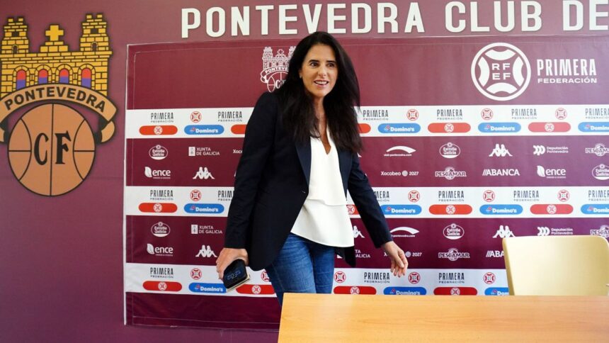 Lupe Murillo en el césped del estadio de Pasarón durante su comparecencia