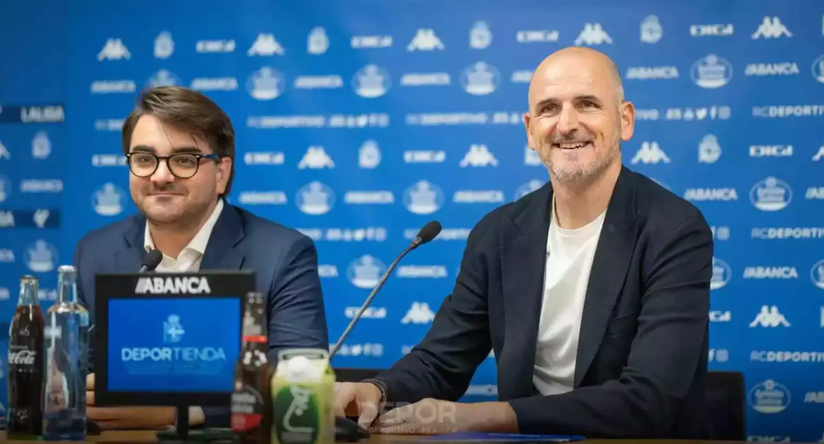 Massimo Benassi y Fernando Soriano durante una rueda de prensa del Deportivo
