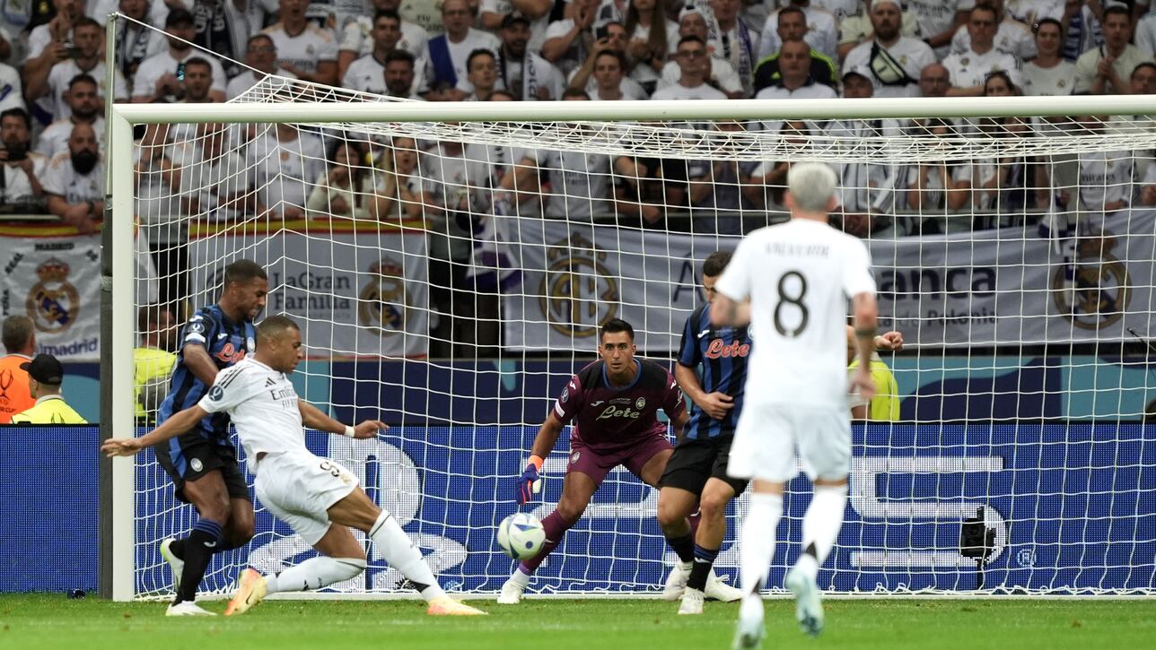 Kylian Mbappé y Fede Valverde celebran un gol con el Real Madrid