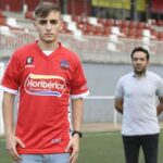 Miguel Fernández 'Migui' con la camiseta del CD Estradense