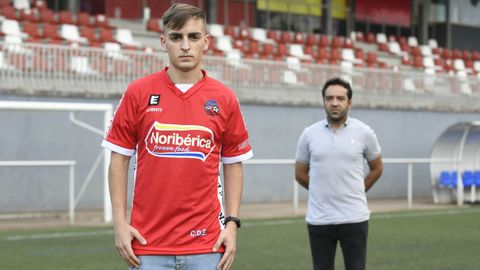 Miguel Fernández 'Migui' con la camiseta del CD Estradense