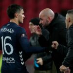 Miguel Román conversa con Claudio Giráldez tras un partido del Celta