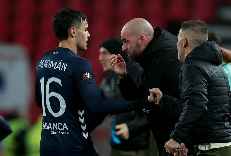 Miguel Román conversa con Claudio Giráldez tras un partido del Celta