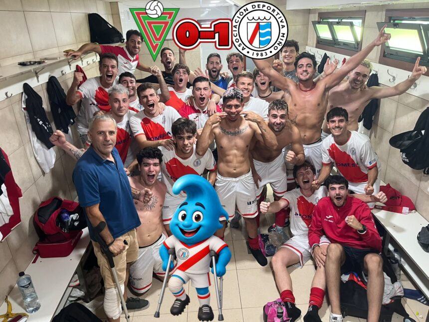 Celebración de la AD Miño en el vestuario tras su victoria ante el SDC Órdenes