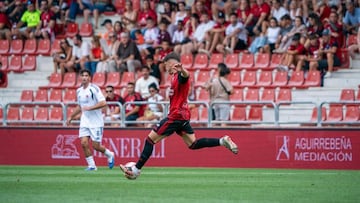 Raúl Martínez golpea el balón durante el Mirandés-UD Ourense disputado en Anduva